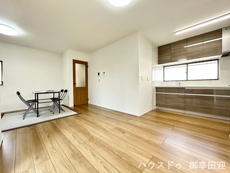 ■安らぎと笑顔の中心地■陽光が優しく降り注ぎ、会話が自然と弾む。ここでは、毎日が特別な時間へと変わります。