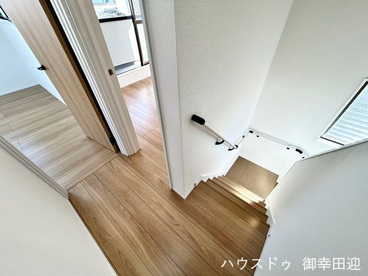 ■暮らしを繋ぐ、明るい動線■採光窓から光が差し込み、足元を優しく照らす。安全で快適な、家族の生活を支える縦の繋がりです。