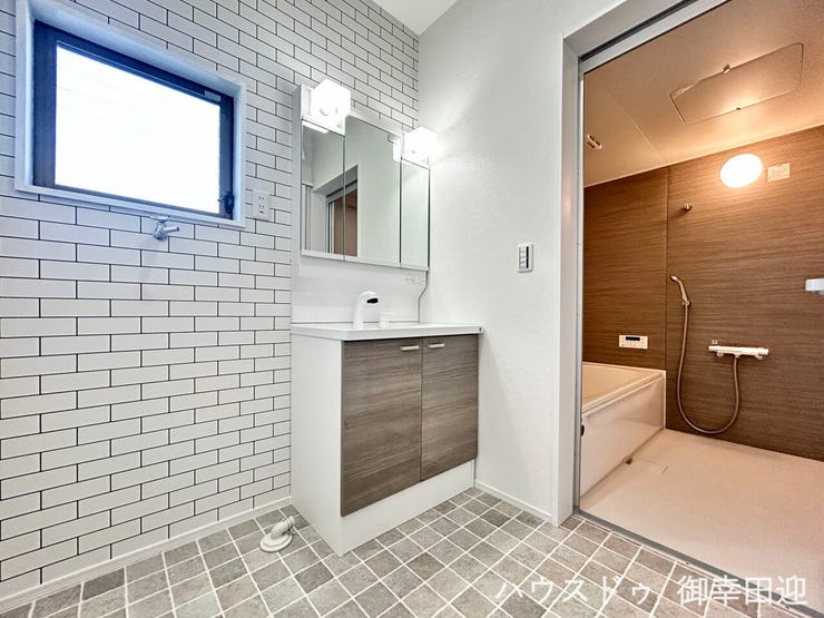 ■清々しいリフレッシュ空間■自分を磨き、気持ちを切り替える。心地よい光が差し込むプライベートスペース。