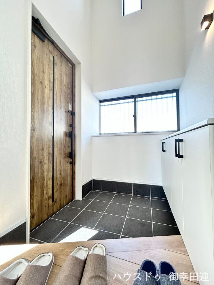 ■「ただいま」の安堵をくれる場所■訪れる人を迎え入れ、帰るたびにホッと一息つける、明るく機能的なエントランス。