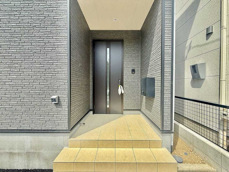 ◇エントランス◇
スリット窓の玄関ドアを採用しています。建物に馴染みやすく、シャープでモダンな印象を作り出しています。玄関周りはその家や家族を映し出す、家の顔。どこまでも明るく快適でありたいですね。