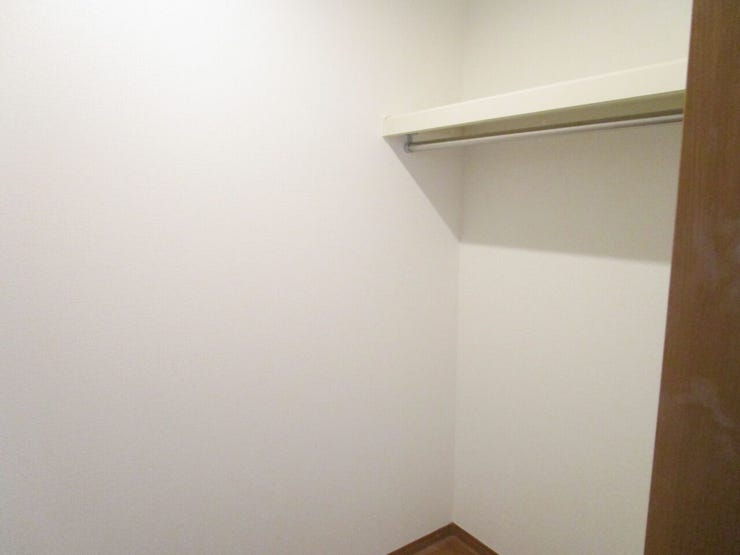 ウォークインクローゼット 同仕様
季節物の収納に便利なウォークインクローゼット完備!