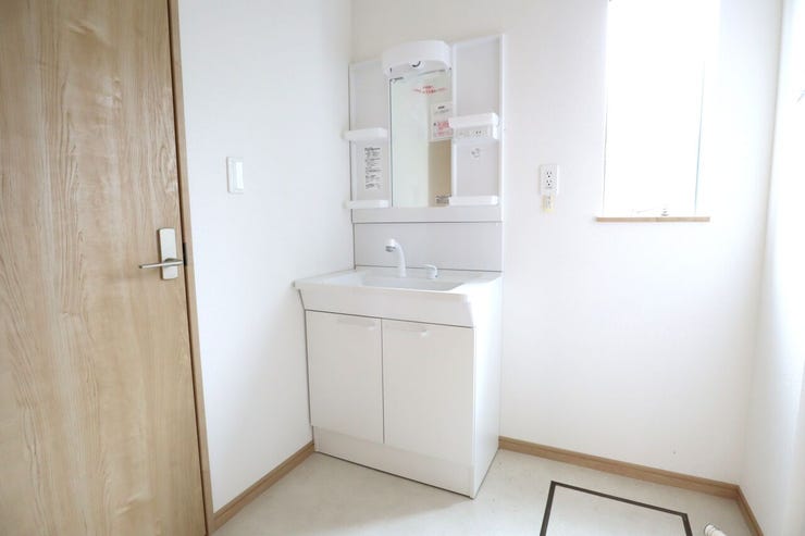 洗面所 同仕様
シャワー付き洗面化粧台♪
朝の身支度も楽々♪