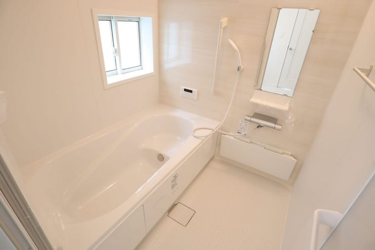 浴室 同仕様
ゆったりくつろげるバスルーム♪
小窓付きで換気もバッチリです♪