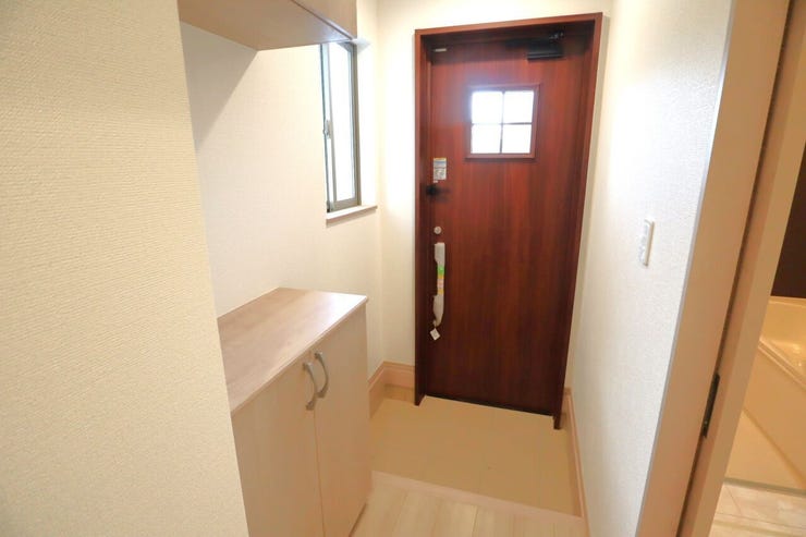 玄関 同仕様
シューズボックス付きの玄関♪
玄関がスッキリとお使いいただけます♪