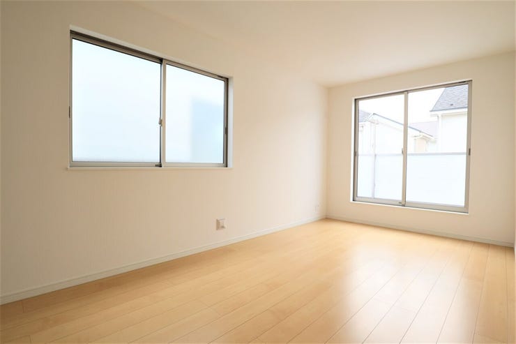 洋室 同仕様
2面採光のお部屋は明るく風通しの良いお部屋です♪