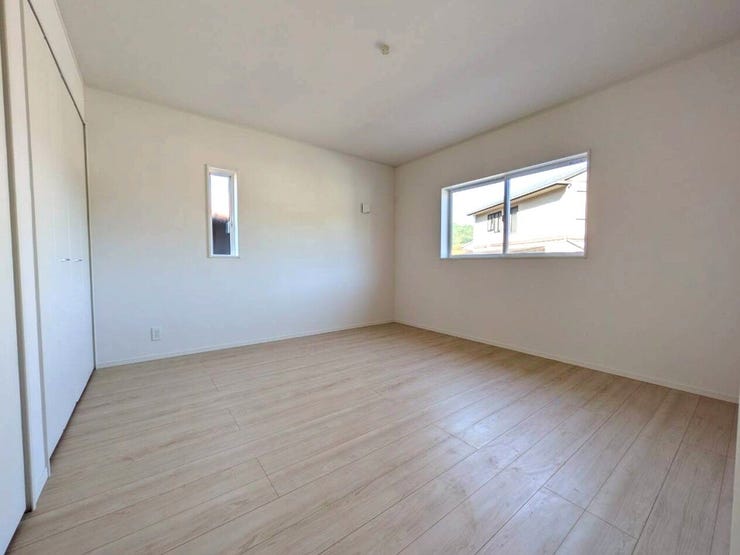 8.5畳の洋室です。ご夫婦の主寝室としてお使いいただけます。