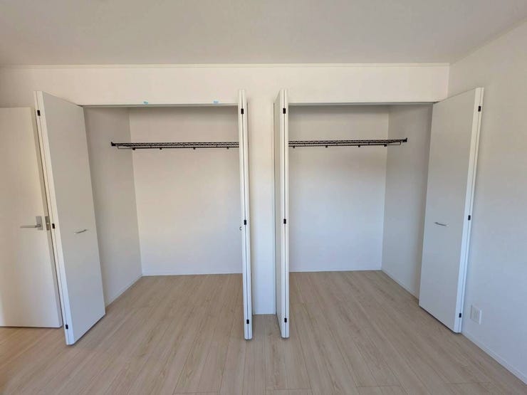 クローゼットは2つございます。ご夫婦で使い分けることも可能ですし、お子様のお部屋としてご使用いただくなら、お子様それぞれの収納スペースとしてもご使用いただけます。