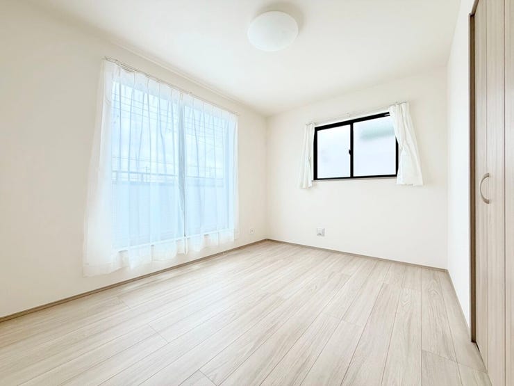◎洋室:L号棟(7/28撮影)
お部屋は全居室フローリング!お掃除やお手入れもラクラク!