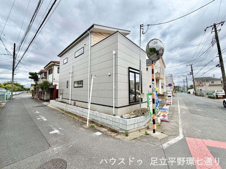 角地に建つ開放感ある新築戸建。明るい外観と前面道路の広がりが魅力です。