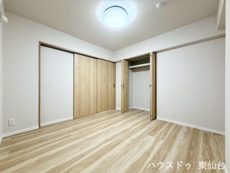 5.5帖の洋室です♪引き戸で換気もしやすいお部屋です♪