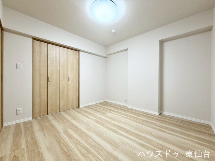 くりぬきの壁がアクセントになる洋室です♪