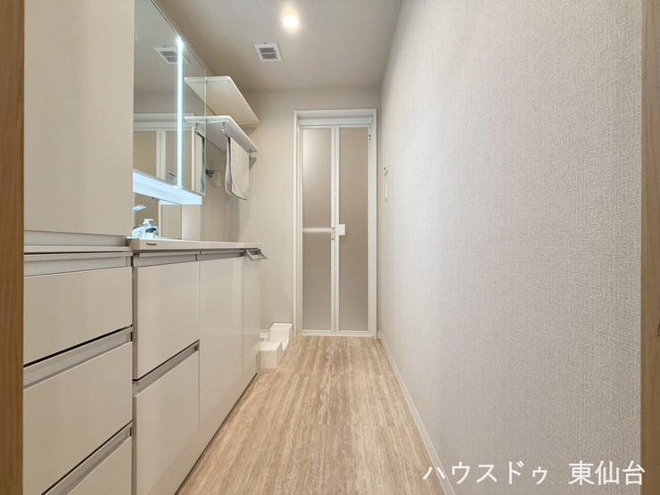 ホテルライクなうれしい三面鏡♪細かいものが増えがちな水回りに豊富な収納がうれしいですね♪