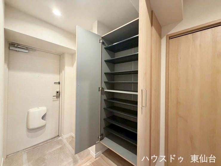 靴がどんどん増えていってしまいそうな靴箱です♪