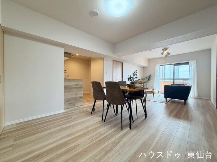 各居室の真ん中に位置する、家族が集まりやすいリビングです♪