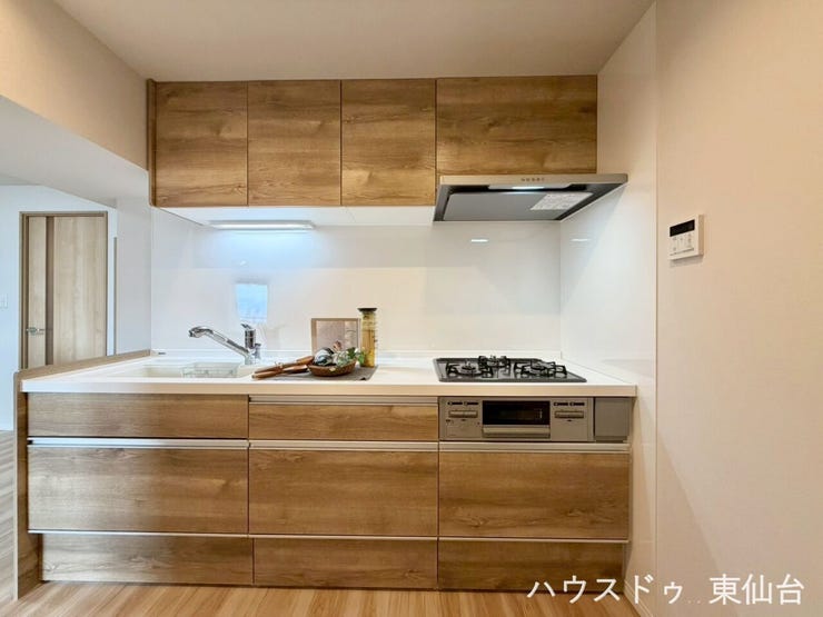 モノの出し入れがしやすいスライド式の収納を採用しています♪
3口コンロでメインとおかずとスープが一気に調理できますね♪