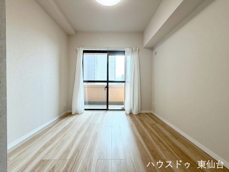 4.8帖の洋室です♪こちらからもバルコニーに出ることができます♪