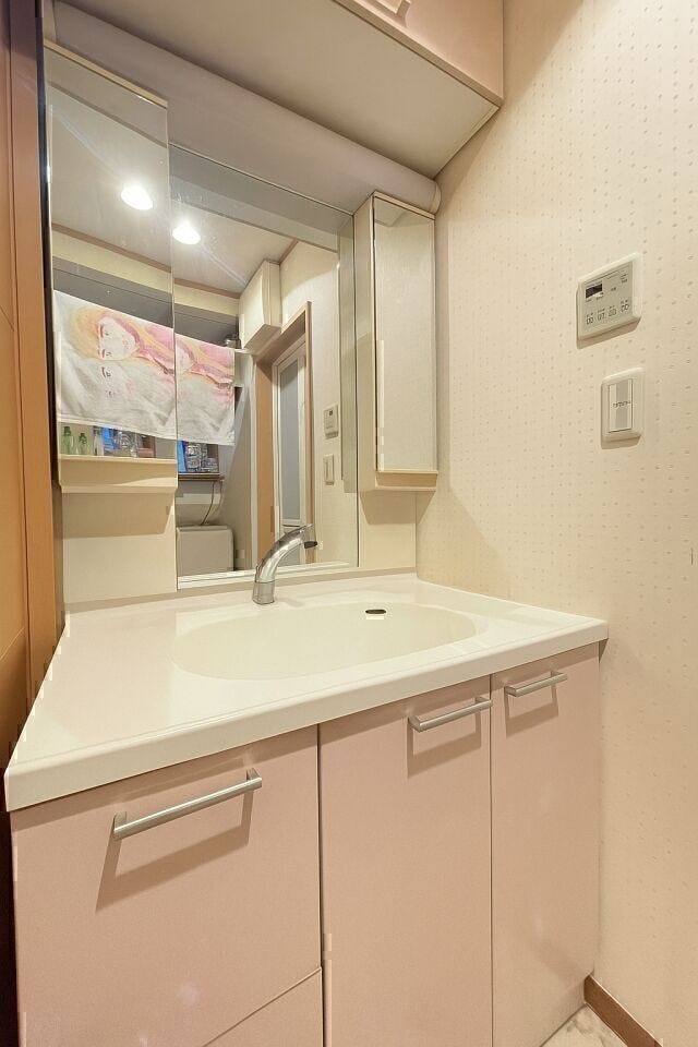 収納スペースも豊富な洗面台☆
※小物類を除去する修正を行っております。