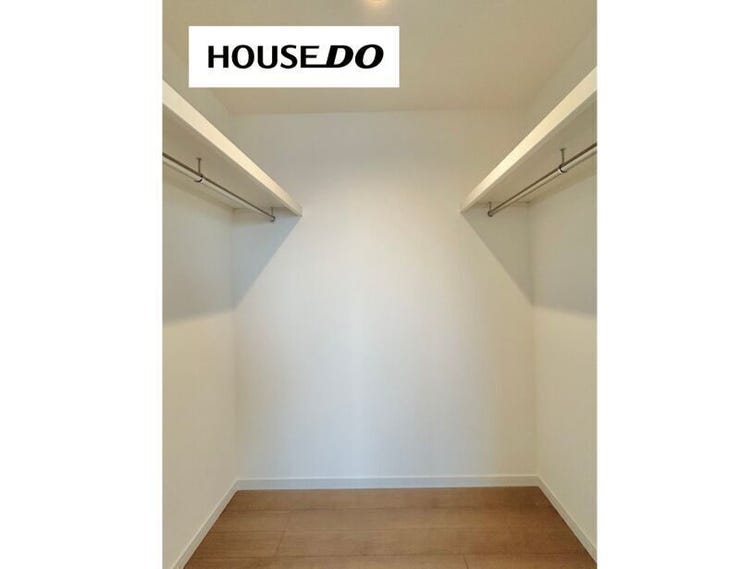 ウォークインクローゼット①、アウターやスーツなどもも沢山収納出来ます◎