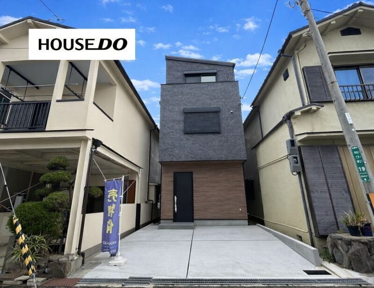 スタイリッシュな3階建て住宅!駐車スペース付きで来客時も安心です◎