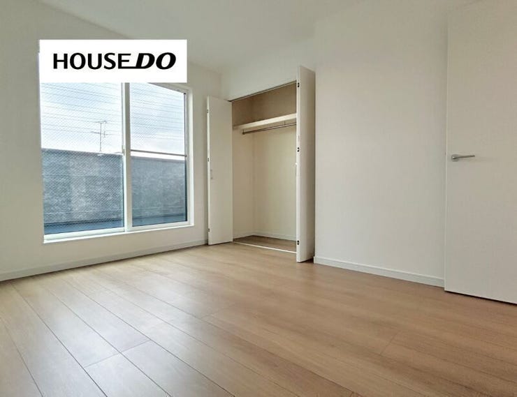 大きな窓から光が入る、明るい洋室&収納付き♪