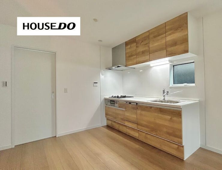 おしゃれな木目調キッチン!収納力もしっかり確保された使いやすい設計です♪