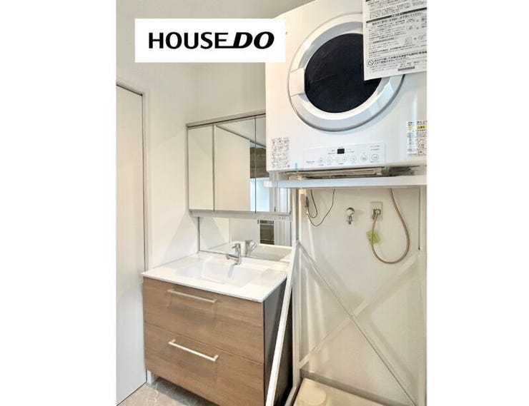 三面鏡タイプの洗面台で収納豊富!朝の支度もスムーズにできます♪