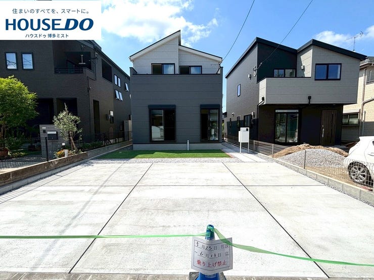 【外観】
【大野城市若草 新築戸建て】■駐車スペース3台分■ウォークインクローゼット2つで、お住まいの収納力をアップ!