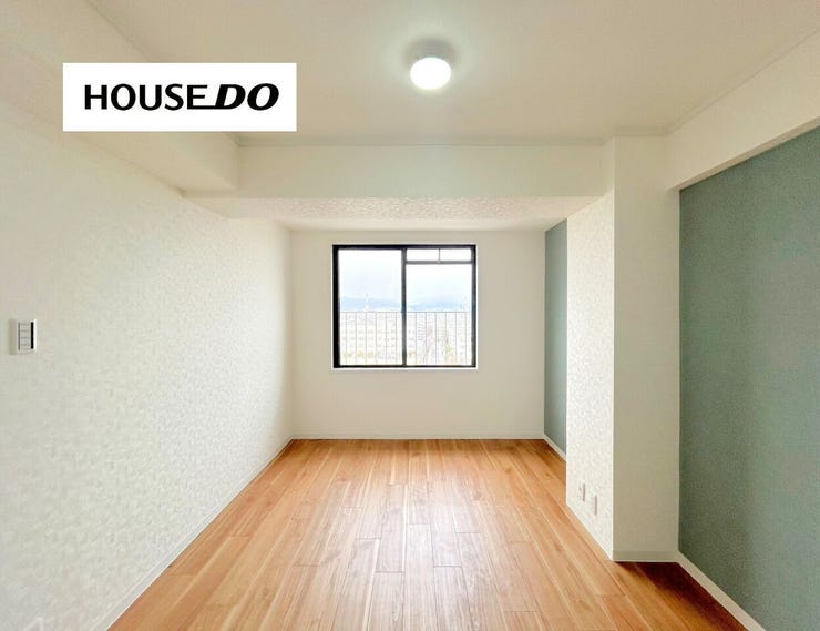 窓からの眺望も楽しめる明るい洋室。朝の光を感じながら、気持ちよく一日をスタートできそうです。