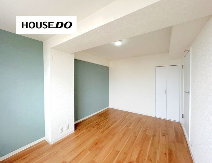 窓からの眺望も楽しめる明るい洋室。朝の光を感じながら、気持ちよく一日をスタートできそうです。