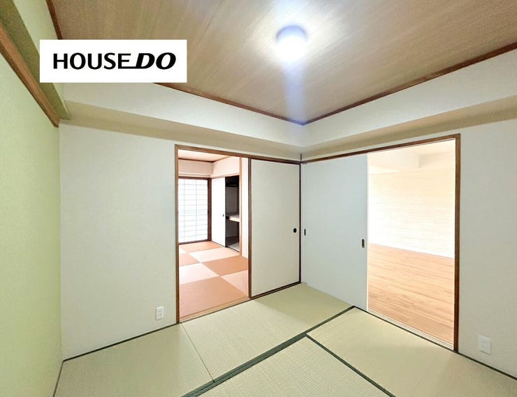 やさしい畳の風合いが心地よい和室。お子さまの遊び場や来客用のお部屋としても使いやすい空間です。