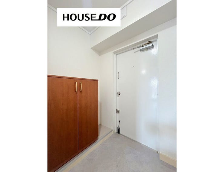 シューズボックス付きの玄関で、履物もすっきり収納可能。帰宅時にもすっきり整った空間が迎えてくれます。