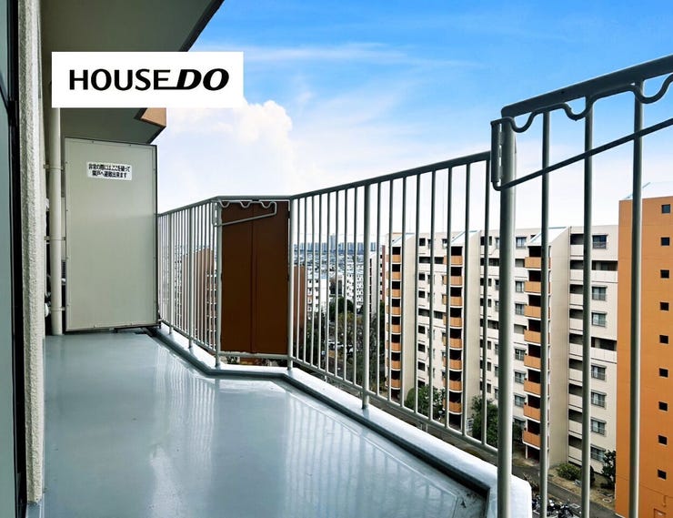 高層階ならではの開放感あるバルコニー。空を近くに感じながら、洗濯物干しや気分転換の時間も楽しめそうです。