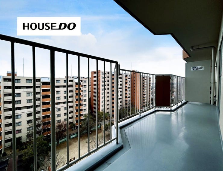 高層階ならではの開放感あるバルコニー。空を近くに感じながら、洗濯物干しや気分転換の時間も楽しめそうです。