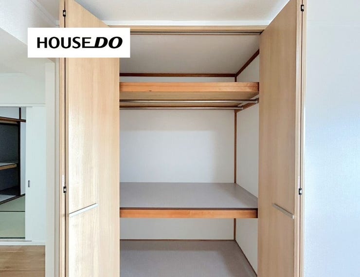 奥行きのある収納スペースで、衣類や日用品もしっかり整理可能。お部屋をすっきり広く使えます。