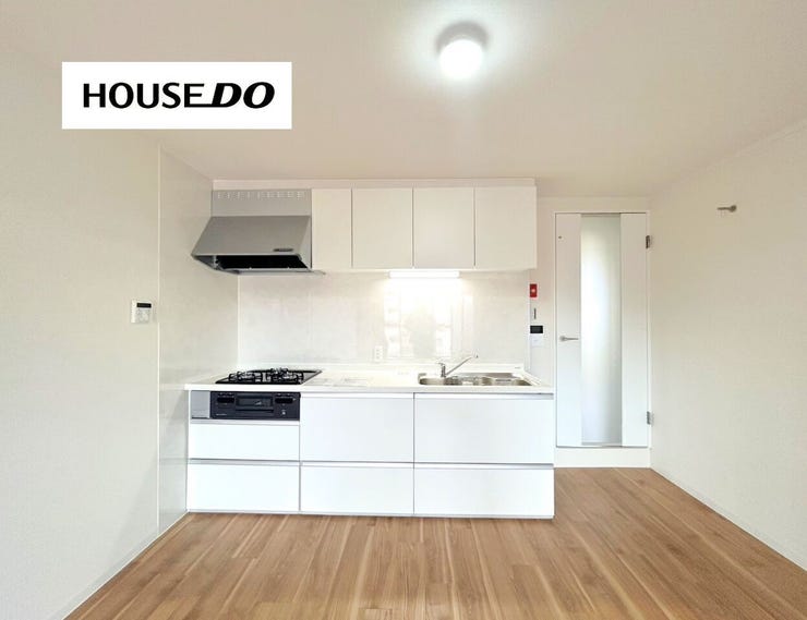 白を基調とした清潔感のあるキッチン。収納も充実しており、毎日のお料理時間をすっきり気持ちよく過ごせそうです。