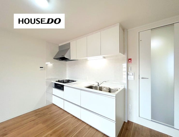 お部屋全体になじむシンプルなキッチンは、使いやすさと見た目のすっきり感を両立。生活感を抑えてきれいに保てそうです。