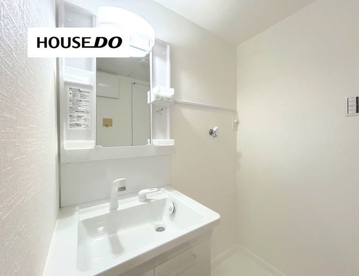 コンパクトにまとまった洗面スペースは、お手入れもしやすく毎日の身支度もスムーズ。清潔感のある空間です。