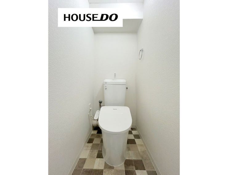 シンプルで清潔感のあるトイレ空間。毎日使う場所だからこそ、すっきりと整った使いやすさがうれしいポイントです。