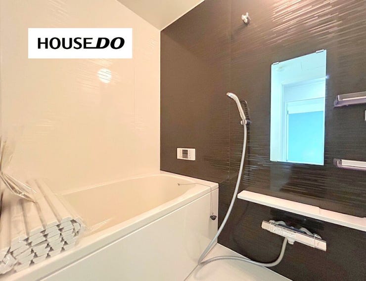 落ち着いたアクセントパネルが印象的なバスルーム。一日の疲れをゆっくり癒せる、くつろぎの時間が楽しめます。