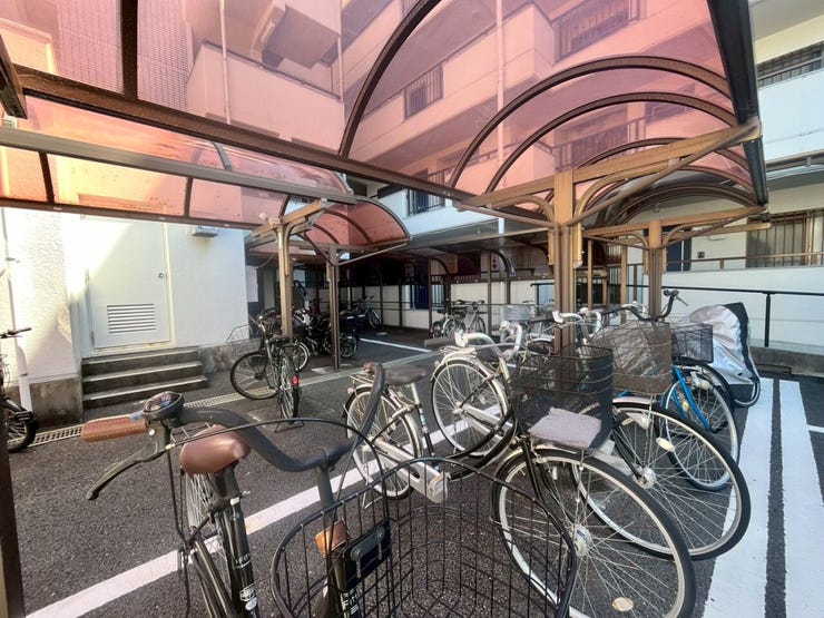 屋根付きの駐輪場になります。