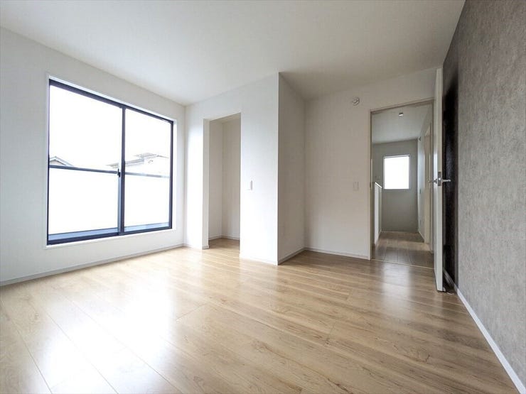 グレーのクロスがアクセントになった、スタイリッシュな印象のお部屋です。ウォークインクローゼット付きなので収納家具なしで広く使えます