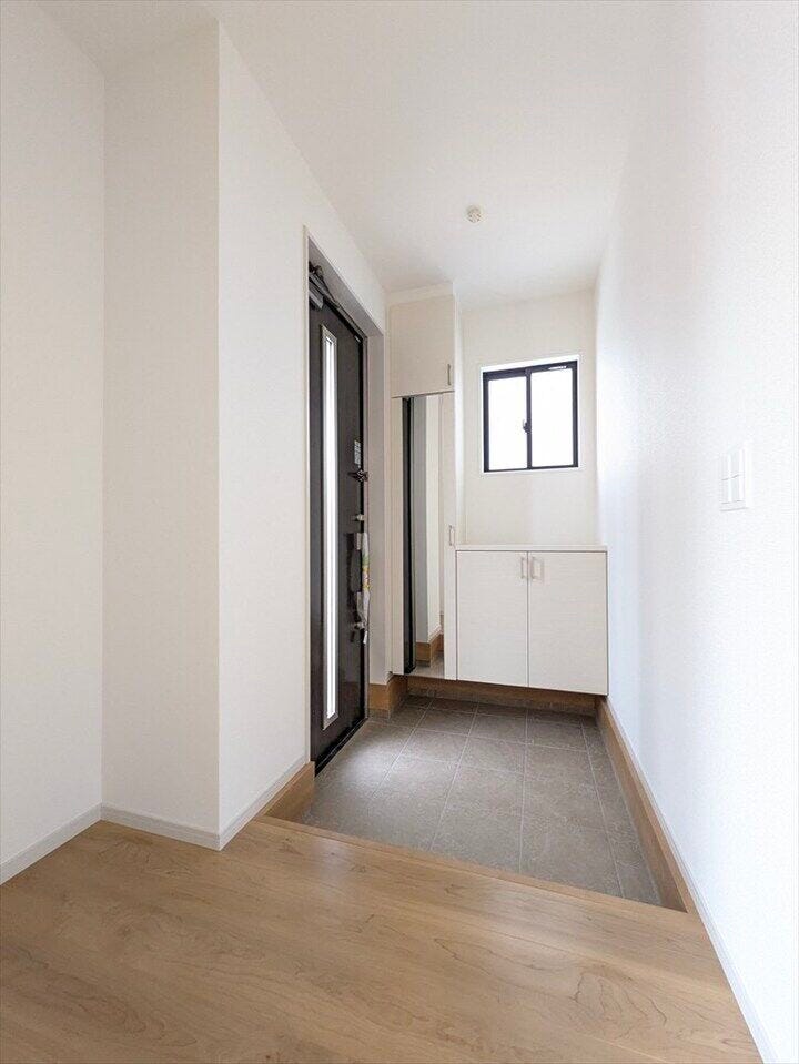 【同社施工例】ミラー付きのシューズクローゼットを備えた玄関。お出かけ前の身だしなみチェックができます。