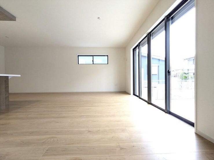 【同社施工例】窓が大きく、たっぷり光が入る明るいリビング