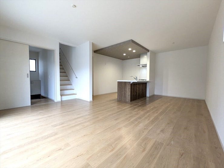 【同社施工例】白い壁に映えるモダンなキッチン。スタイリッシュな雰囲気のリビングです