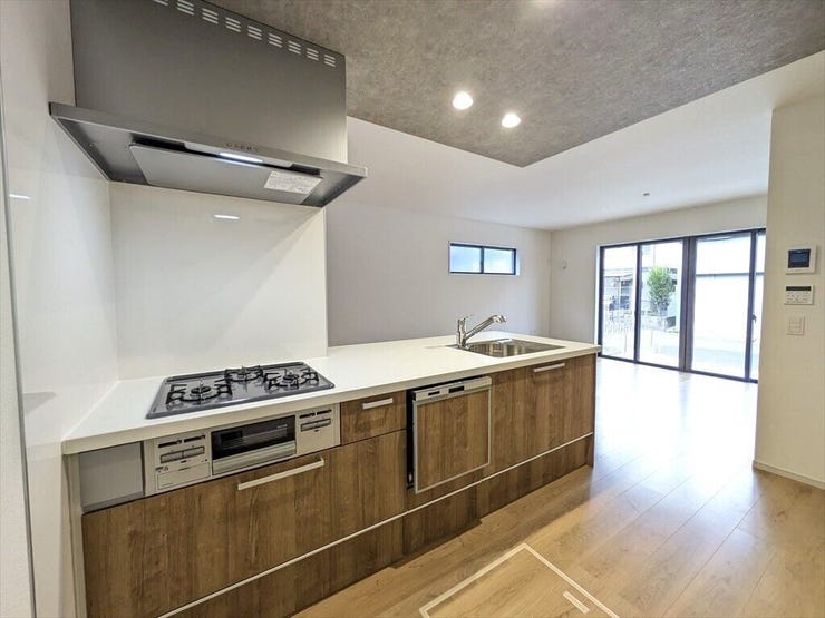 【同社施工例】天井にもクロスを使用し、ワンランク上のキッチンゾーンを演出。食洗器付きですので調理の負担を軽くしてくれます