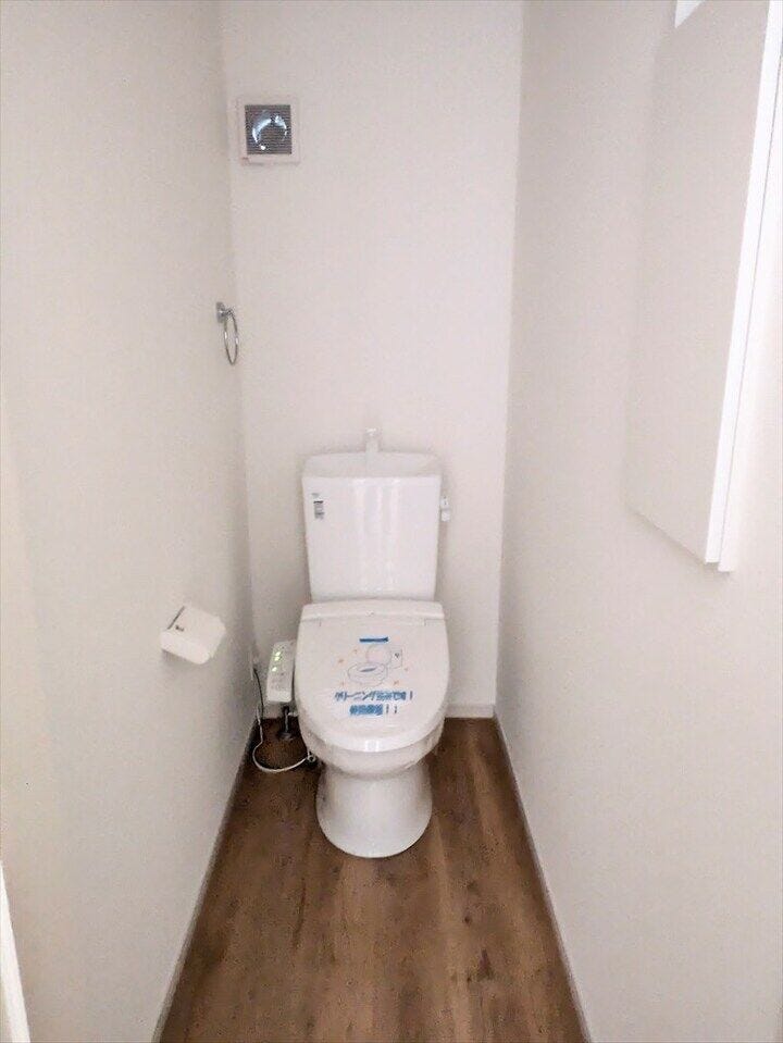 【同社施工例】トイレには快適な温水洗浄便座付き