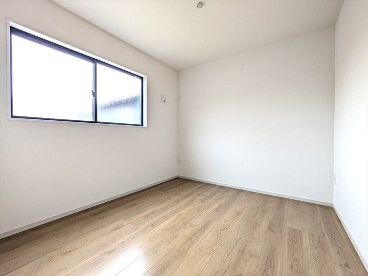 腰窓のみのお部屋ですので、家具が配置しやすいです。