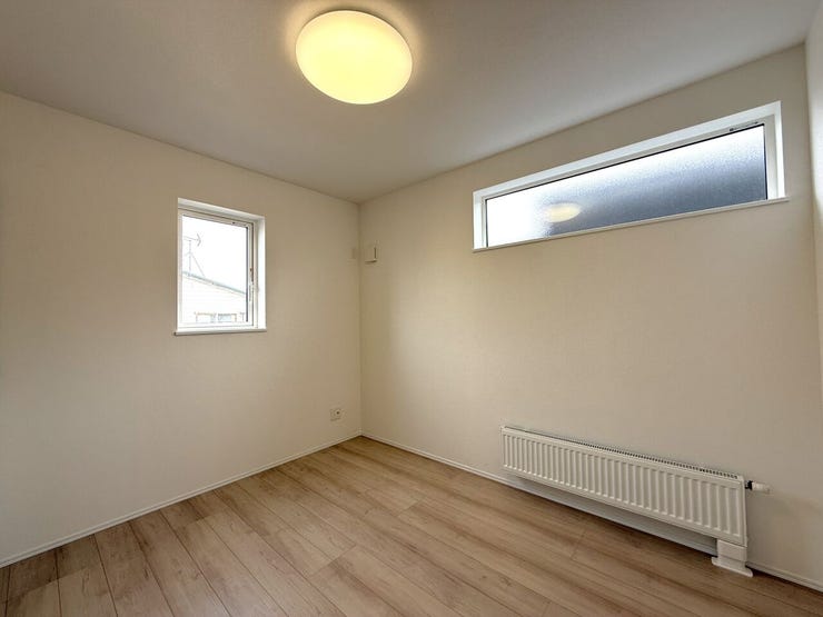 ■洋室(約5.2帖)■
上部に窓を設けた洋室は、やわらかな光が差し込む心地よい空間。同サイズの洋室が複数あるため、子供部屋としても使いやすく、家族それぞれの個室を確保しやすい間取りです。