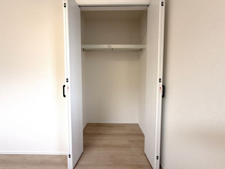 ■クローゼット■
コンパクトながら衣類や小物をしっかり収納できるクローゼット。日常使いにちょうどよく、お部屋をすっきり保てます。限られた空間を無駄なく活かせる収納です。